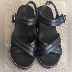 Super cute Vionic chunky sandals size 7.